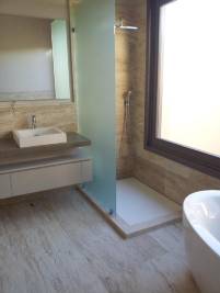 Suelo piedra travertino claro