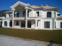 Pilares revestidos de m&aacute;rmol