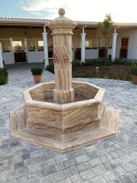 Fuente-travertino-montada-en-Sevilla