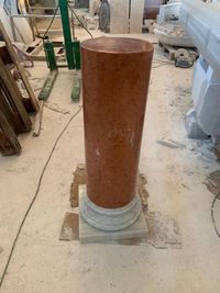 Pedestal columna en mármol blanco y rojo 02
