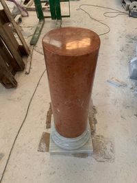 Pedestal columna en mármol blanco y rojo 03