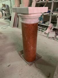 Pedestal columna en m&aacute;rmol blanco y rojo 05