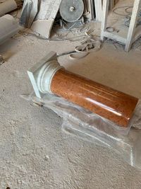 Pedestal columna en m&aacute;rmol blanco y rojo 07