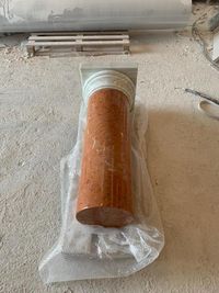 Pedestal columna en m&aacute;rmol blanco y rojo 08