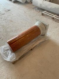 Pedestal columna en mármol blanco y rojo 10