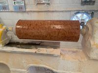 Torneado fuste columna m&aacute;rmol rojo